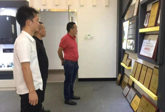 成都包總參觀菲思盾企業榮譽墻