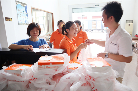 菲思盾壽星們領(lǐng)取生日點(diǎn)心