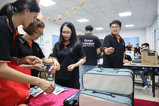 菲思盾端午活動員工領取小禮品