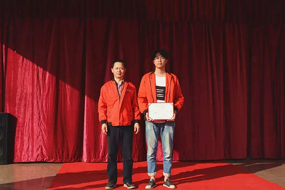 菲思盾黃總與優(yōu)秀管理者(代領(lǐng))合影