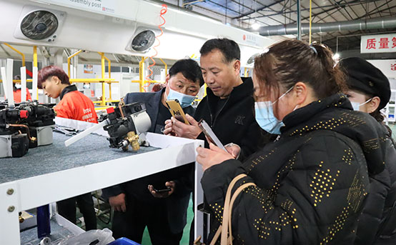 青海考察團(tuán)參觀菲思盾壁掛爐配件